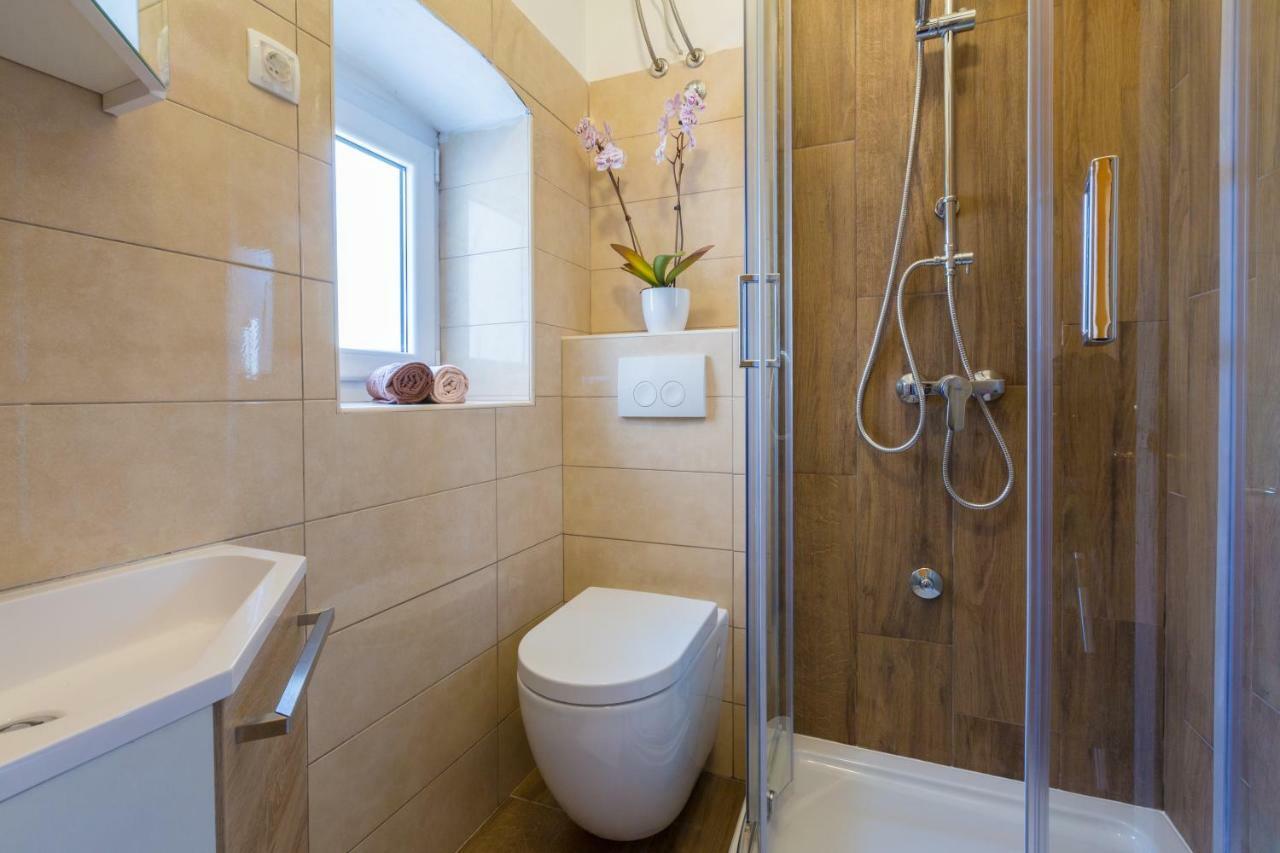 Apartmani Iris I Ana Crikvenica Ngoại thất bức ảnh