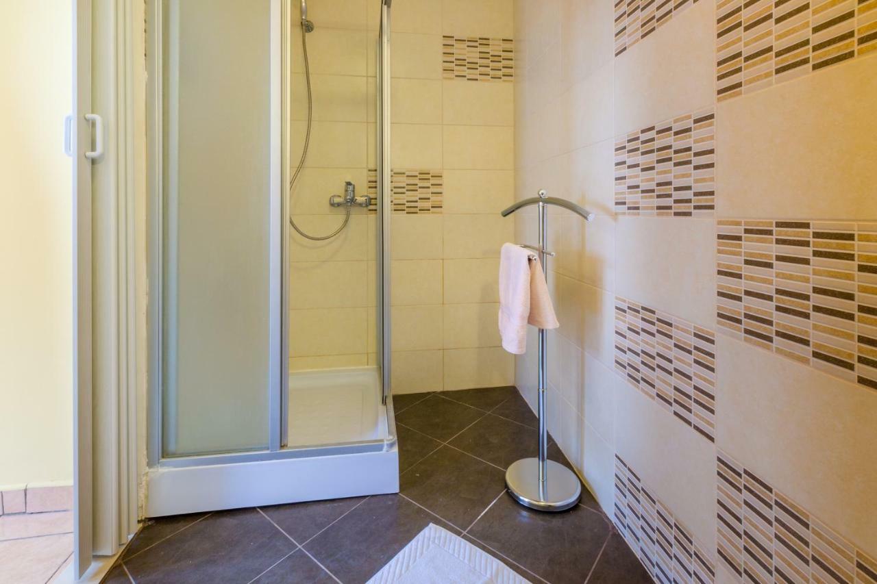 Apartmani Iris I Ana Crikvenica Ngoại thất bức ảnh